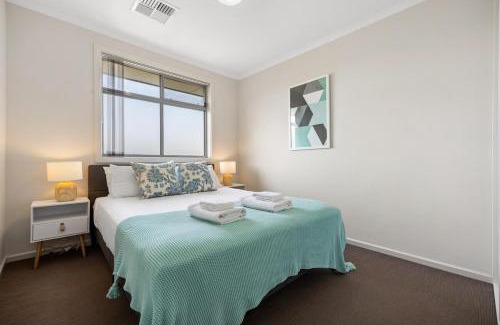 Largs North House | The Charming Living 3BR Townhouse Perfect Vacation