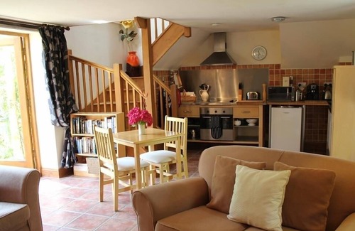 Flaxley Cottage | THE CIDER BARN, romantic, with a garden in Newnham-On-Severn