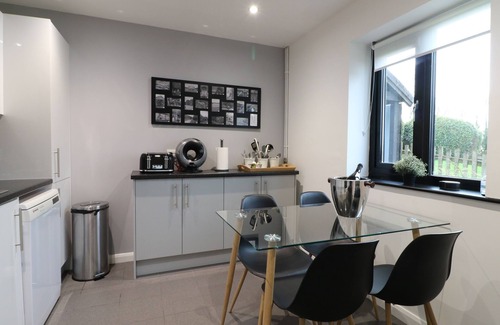 Ellastone Cottage | The Coach House 5*, Private Hot tub, Derbyshire Dales/Peak District.