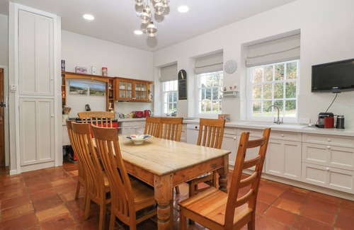 Llanwenarth Cottage | THE COACH HOUSE, family friendly, with a garden in Abergavenny
