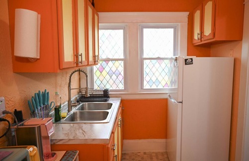 East Cleveland Apartment | The Colorful Retreat | Themed | Sleeps 8