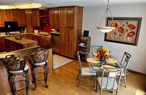 Mountain Pine Cottage | THE COZY COTTAGE LAKE HAMILTON ~ Couples Retreat