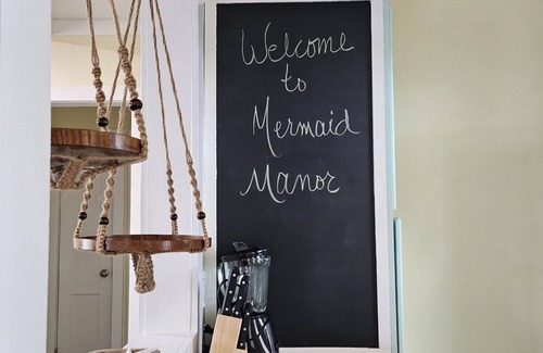 Morehead City Cottage | The cozy Mermaid Manor is located close to area beaches and all area attractions