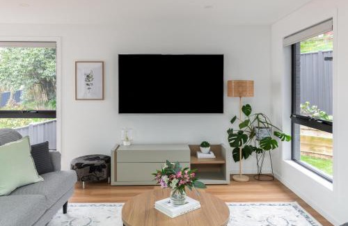 South Launceston House | The Crescent, a modern townhouse near LGH & parks