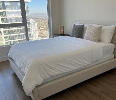 Civic Core Apartment | The Daisy Bright 2BR Stay in Downtown San Diego