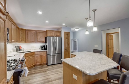 Lake Delton Condo | The Dockview on Lake Delton - Lakefront, PIckleball, Pools