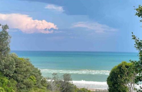 Lake Tyers Beach House | The Dunes *Beachfront* Lake Tyers Beach