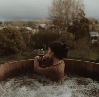 Deloraine Villa | The Eco Cabin Tasmania - Cedar Hot Tub