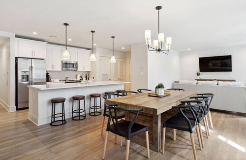 Central Business District Hotel | The Eleanor: Unit 709