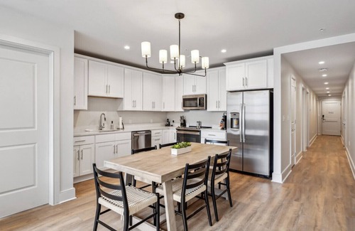 Central Business District Hotel | The Eleanor: Units 604/605