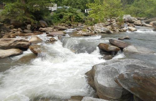Chimney Rock Hotel | The Evening Shade River Lodge and Cabins
