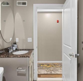 East Parkside Apartment | The Executive - Philly Zoo King Retreat Free Parking