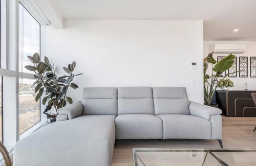 North Melbourne Apartment | 'The Fawn' Relish in Sub-Penthouse Panorama