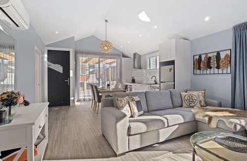 Lake Hayes Cottage | The Feather Lodge - Lake Hayes Estate Holiday Home