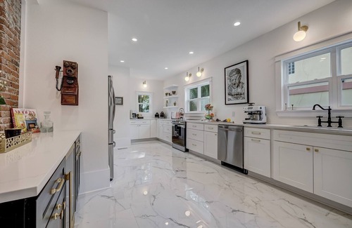 Downtown Historic District House | The Gatsby Mansion/Heated Pool/Heart of Town