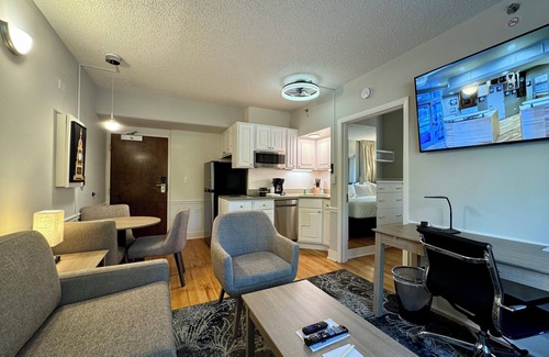Evanston Apartment | The Gem Museum Suites