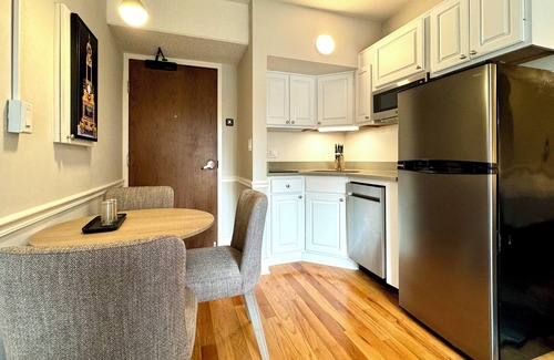 Evanston Apartment | The Gem Museum Suites
