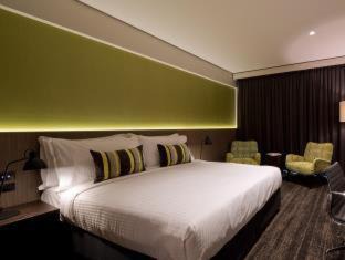 Eight Mile Plains Hotel | The Glen Hotel and Suites