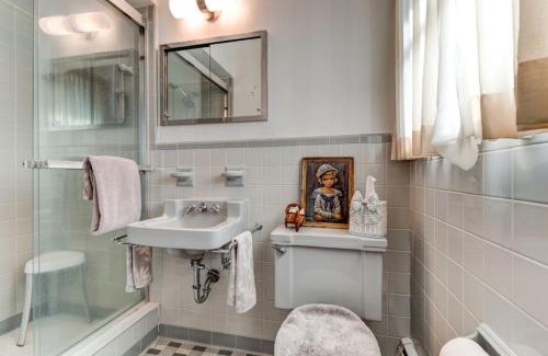 Kingston House | The Good Ole Days King Bed Pet Friendly