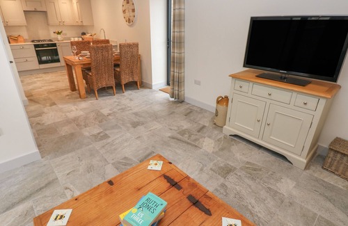 Vale of Glamorgan Cottage | THE GRANARY, pet friendly, with hot tub in St Brides Major