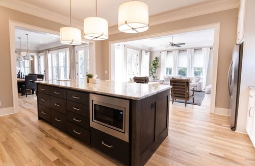 Lockeland Springs House | The Grand Terrace Hot Tub + Deck Sleep 12