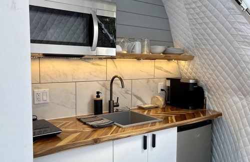 Valley Road Cottage | The Green Haven Dome - Secluded lakeview w/hot tub - 20 mins from St. Andrews!