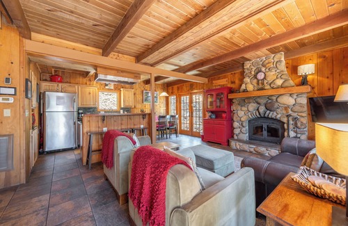 Carnelian Bay Cabin | The Greenleaf Lodge - Old Tahoe Charm with modern upgrades, walk to the lake!
