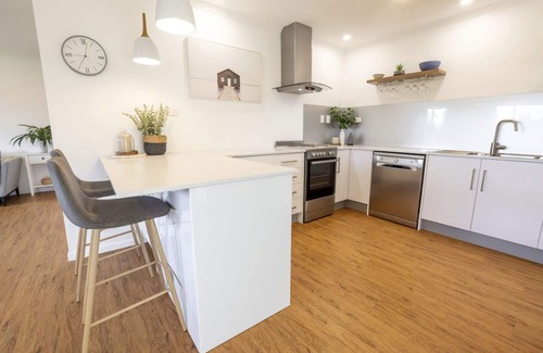 Cannonvale Apartment | The Grove Guest House