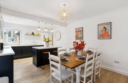 Guildford House | The Guildford Manor | Free Parking | 6 Beds