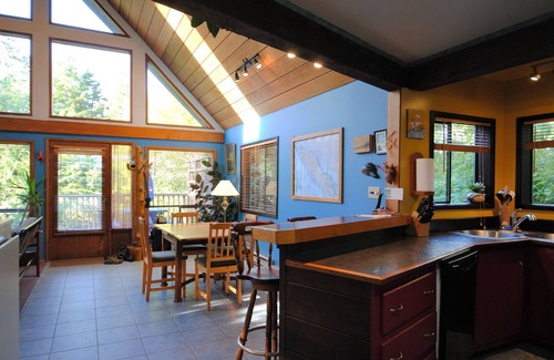 Tofino House | The Hacienda on South Chesterman. One minute walk to the beach. Relax and Unwind