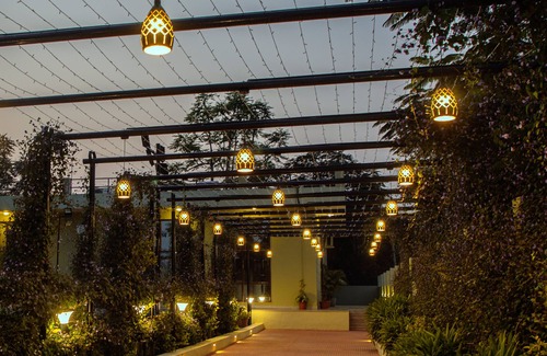 Jaipur Villa | The Hallway is distinguished by its idyllic location between city shores.n