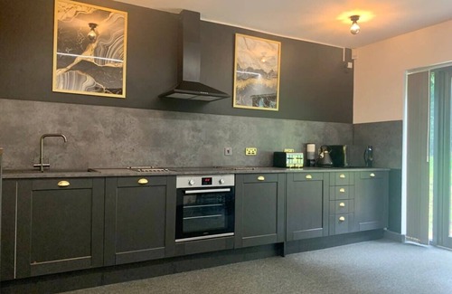 Headingley Apartment | The Headingley House Leeds - Hot Tub - Sleeps Up to 12