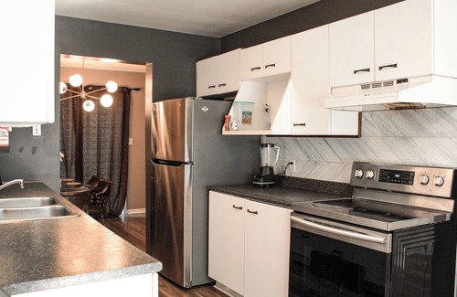 Auden Park House | The Hearth & Screen Home Theatre + Firepit + BBQ