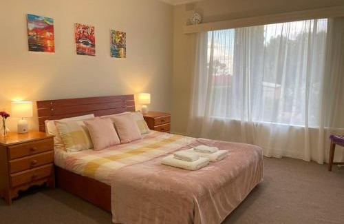 Berri House | The Hidden Gem Exquisite 3BR Retreat in Berri