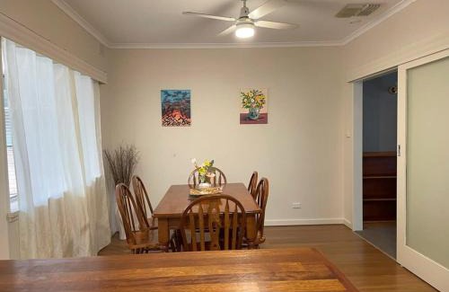 Berri House | The Hidden Gem Exquisite 3BR Retreat in Berri