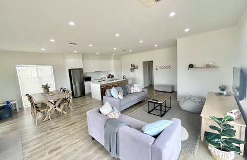 Moonta Bay Apartment | The Hideaway - Charming 4 BR Home in Moonta Bay