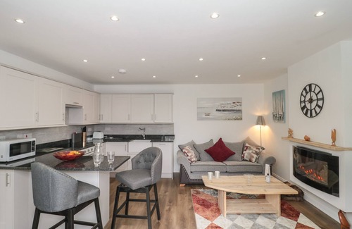 Lympsham Cottage | THE HIDEAWAY, pet friendly, with hot tub in Brean