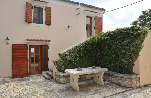 Dragove House | The House Aunt Regina