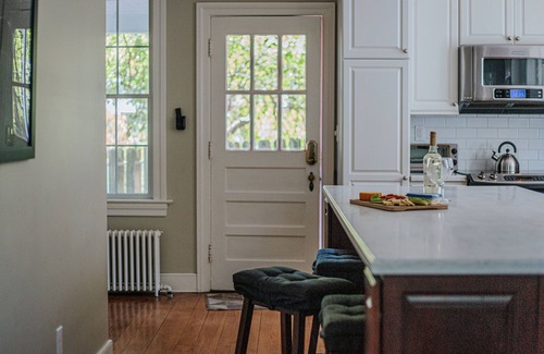 Waynesboro House | The Ivy Cottage. Downtown, Historic Charm, allows dogs!