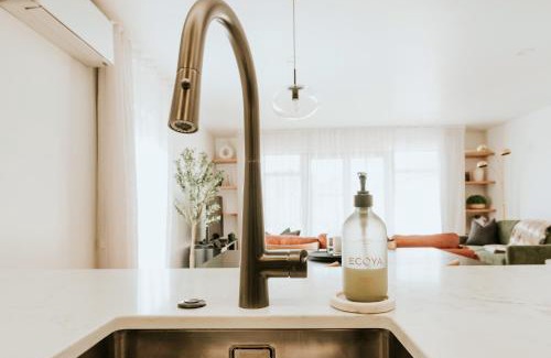 Blenheim Apartment | The Kings Domain, DUKE - Luxurious townhouse in the CBD!