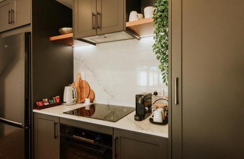 Blenheim Apartment | The Kings Domain, DUKE - Luxurious townhouse in the CBD!