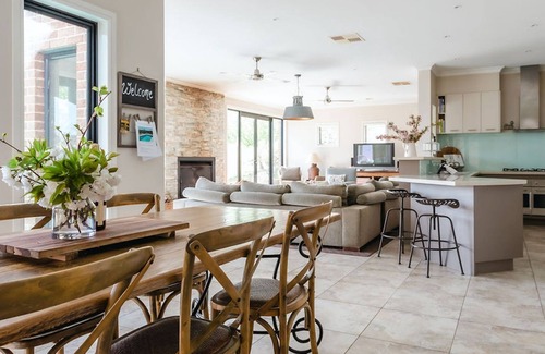 Main Ridge House | The Lakehouse - Great family home with Pool & Tennis Court