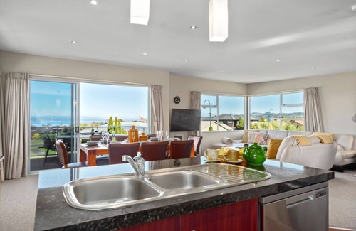 Nukuhau House | The Lakehouse with Hot Tub