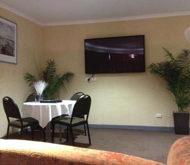 Ulverstone Hotel | The Lighthouse Hotel