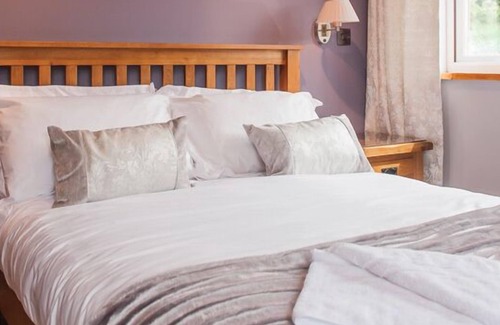Cwm Frwd Oer Hotel | The Little Crown Inn