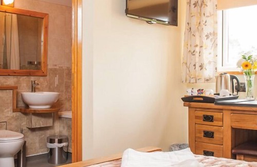 Cwm Frwd Oer Hotel | The Little Crown Inn