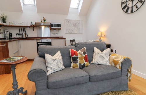 Newton St Loe Apartment | THE LOFT AT LUCOTT HOUSE, with a garden in Bath