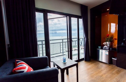 Tha Thaewawong Hotel | The Loft Seaside Sriracha