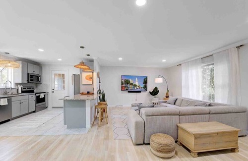 West Ashley House | The Low Tide - Marsh View, Hot Tub. Fire Pit, Great for Large Groups