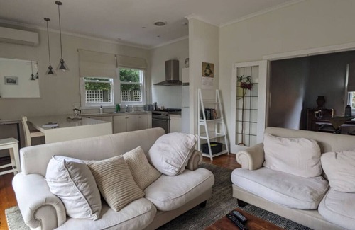 Lake Wendouree House | The Malt House Cottage